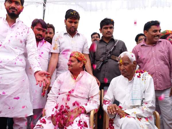 अखिलेश ने भी चाचा पर किया पलटवार