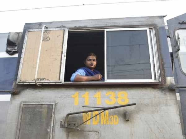 गुलाबी रंग में होगें रेलवे स्टेशन