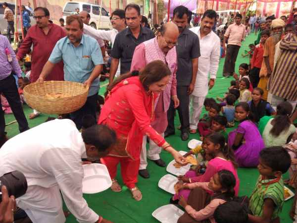 जया प्रदा के साथ किया दर्शन-पूजन 