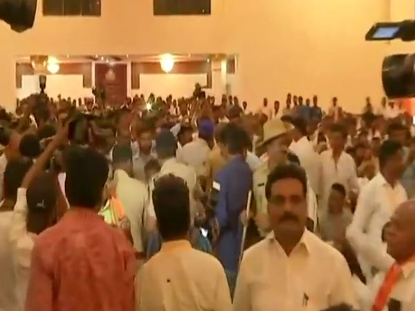 अनंत हेगड़े के बयान के खिलाफ नारेबाजी