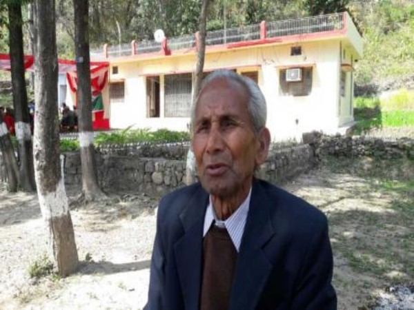 गांव में रहते हैं योगी के पिता