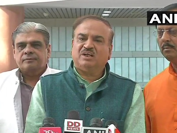 सोनिया गांधी और राहुल गांधी का विश्वास लोकतंत्र में नहीं 