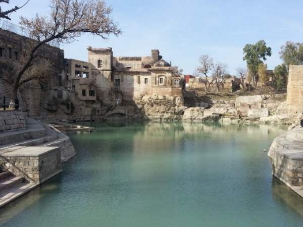 सीमेंट की फैक्ट्रियों से तालाब पर पड़ रहा है असर