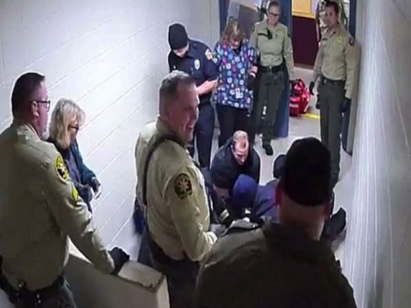 वो तड़पता रहा पुलिसकर्मी हंसते रहे