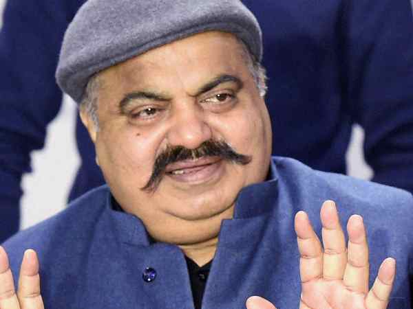 लड़ाई से बाहर हुए अतीक