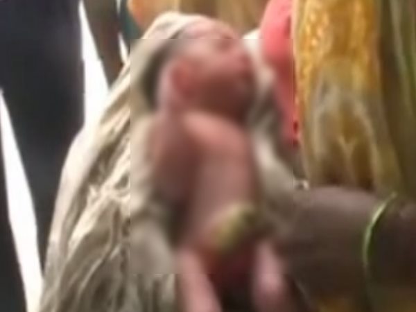 बच्चे को देखने के लिए लगा मज़मा