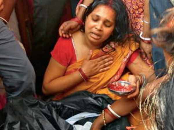 जिला अधिकारी को लौटाया चेक