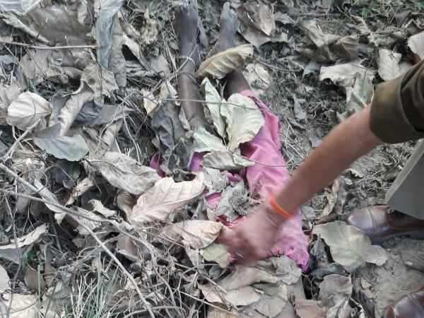 महिला को मजदूरी देने गांव बुलाया