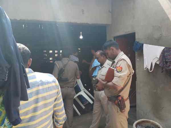 पहले हथौड़ी मारी, फिर फेंका छत से