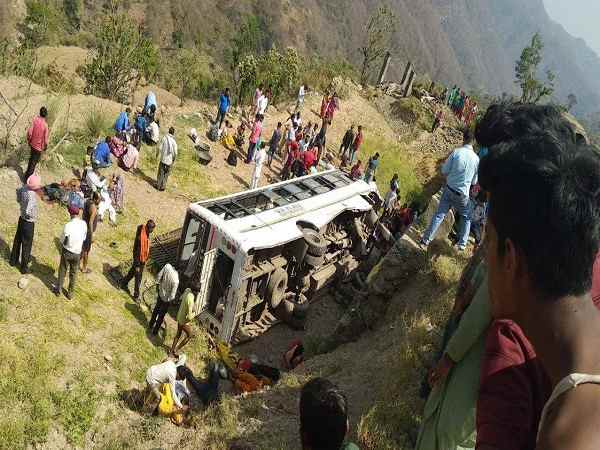 Bus of devotees from Uttar Pradesh overturned in Himachal
