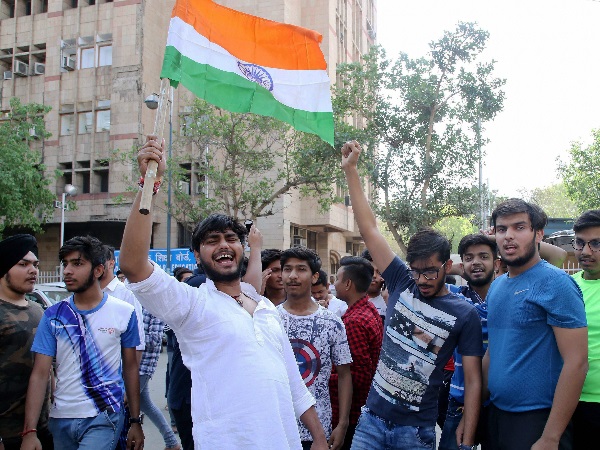 सीबीएसई मुख्यालय के बाहर प्रदर्शन 