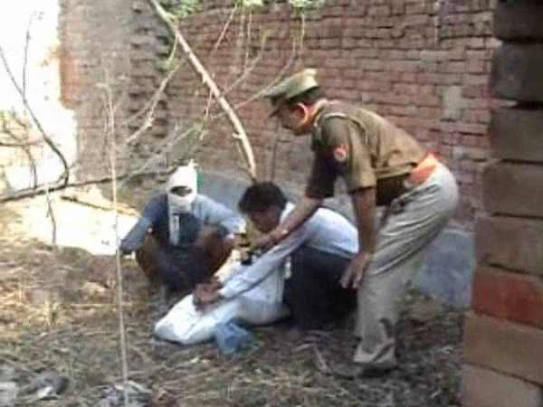 घर में पास लावारिश बोरे में लाश