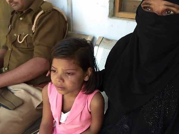 बच्चों के स्कूल जाने से रोक रहा पिता बच्चों के स्कूल जाने से रोक रहा पिता