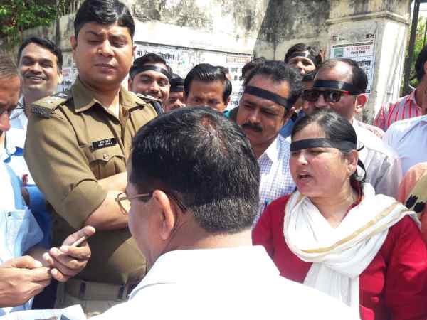 Effigy of CM Yogi burnt by teachers, police searching to arrest in Shahjahanpur