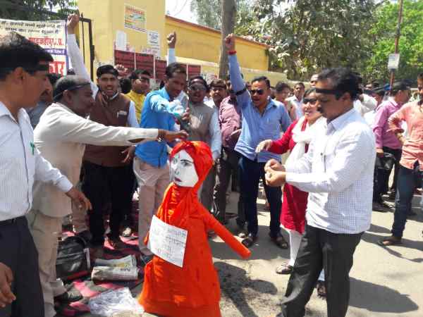 Effigy of CM Yogi burnt by teachers, police searching to arrest in Shahjahanpur