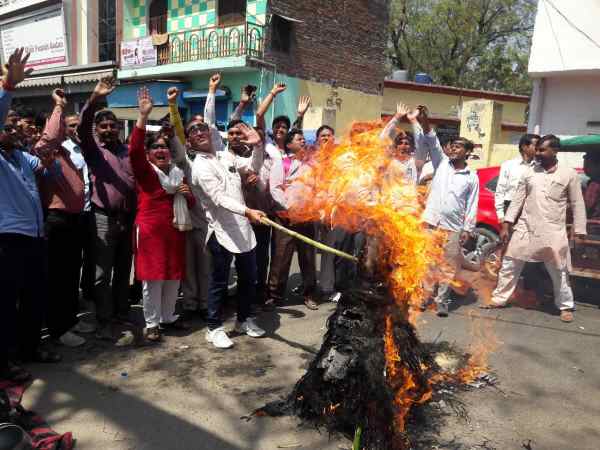 Effigy of CM Yogi burnt by teachers, police searching to arrest in Shahjahanpur
