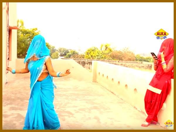 चेहरे को पल्लू से ढककर किया जबरदस्त डांस