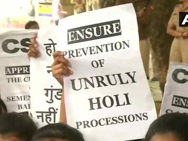 लेडी श्रीराम कॉलेज की छात्रा पर फेंका गया गुब्बारा