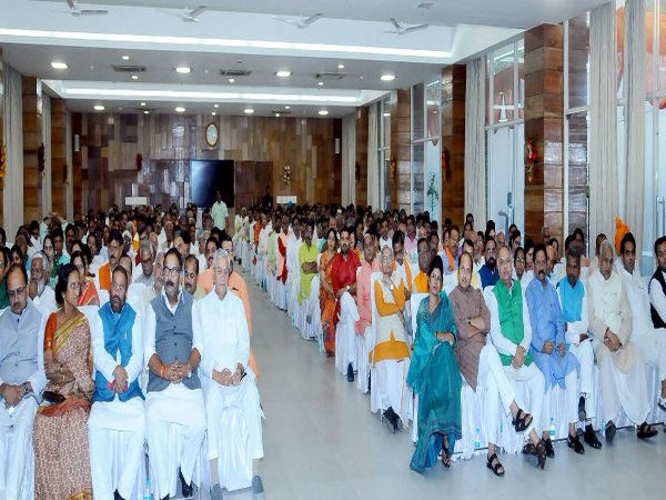 अखिलेश यादव की बैठक में शामिल हुए सिर्फ 40 विधायक