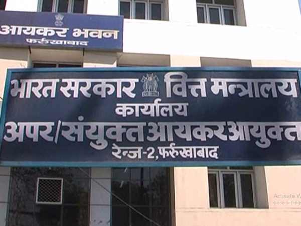 Income tax officer caught by taking bribe in Farrukhabad