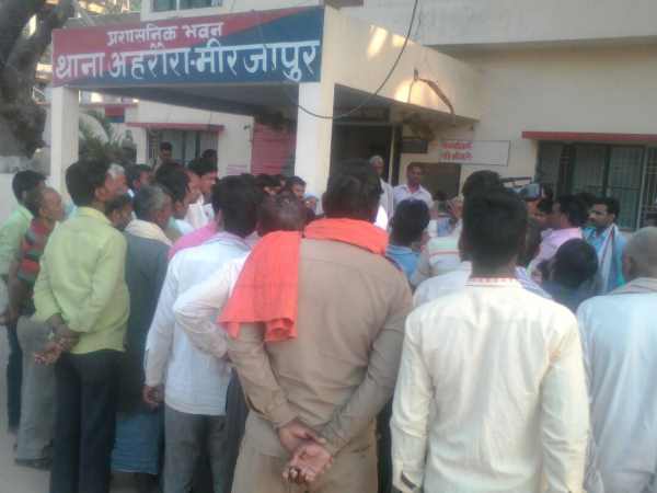 पिता को काटा फिर पत्नी को भी दौड़ाया 