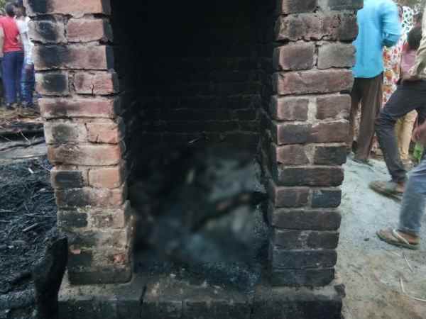 शौचालय में छिपी दो सहेलियां शौचालय में छिपी दो सहेलियां