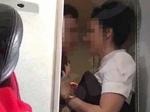 बॉथरूम में थे आपत्तिजनक हालत में