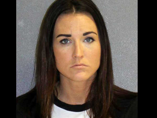 किसी बहाने से छात्र को ले जाती थी टीचर और एकांत में