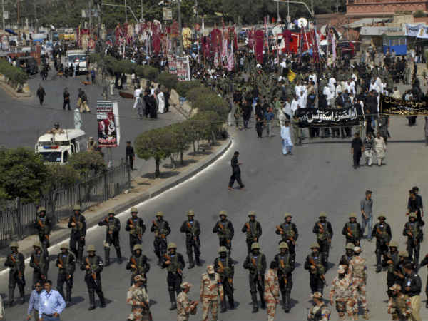आतंकियों को संरक्षण दे रही पाक की मिलिट्री 