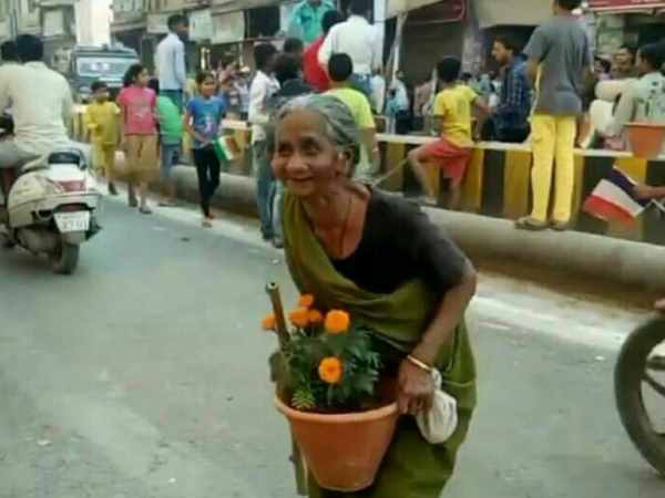 Loot of flower pots in Varanasi after visit of PM Modi and President Macron Loot of flower pots in Varanasi after visit of PM Modi and President Macron