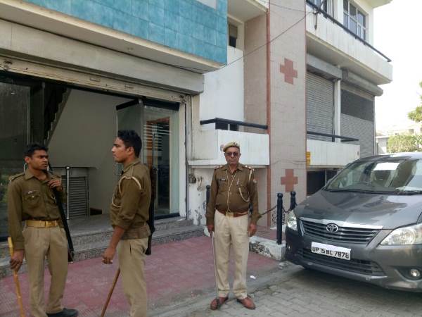 स्थानीय अधिकारी कुछ भी बताने को तैयार नहीं