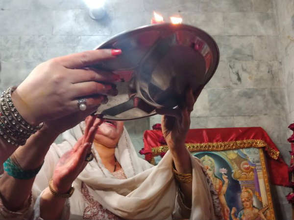 कराची के स्‍वामी नारायण मंदिर में होली 