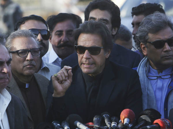 बैट फोर्स से घिरे इमरान 