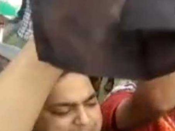 काले झंडे दिखाने पर गिरफ्तारी