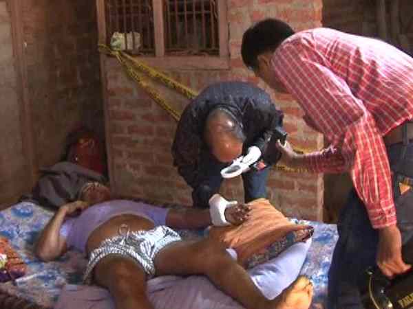 फॉरेंसिक विभाग ने लिए साक्ष्य