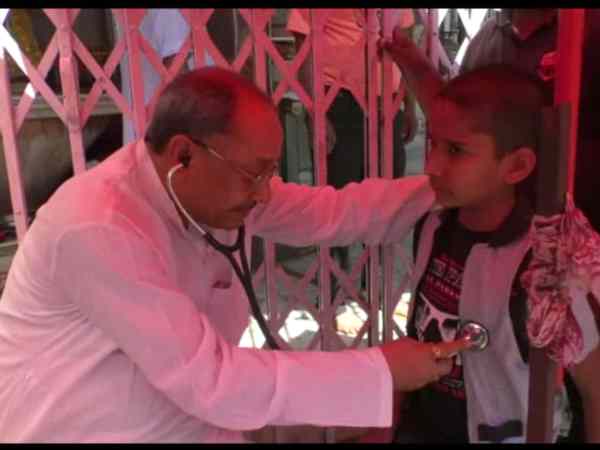 फुटपाथ पर देते है दवाई