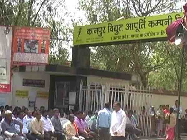 UP govt electricity officers and workers agitated against privatisation UP govt electricity officers and workers agitated against privatisation
