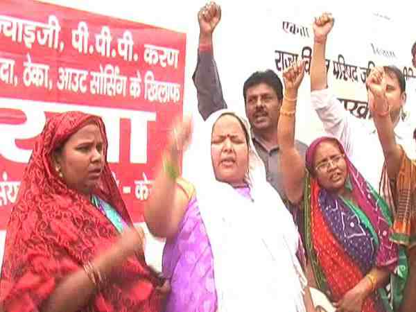 UP govt electricity officers and workers agitated against privatisation UP govt electricity officers and workers agitated against privatisation