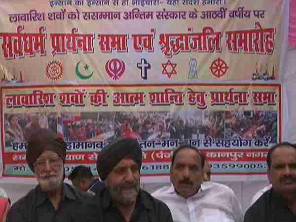 An organisation doing last rites of unidentified bodies to save Ganga