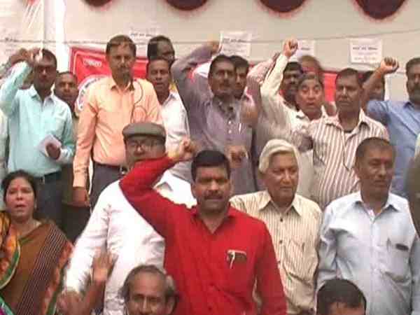 UP govt electricity officers and workers agitated against privatisation UP govt electricity officers and workers agitated against privatisation