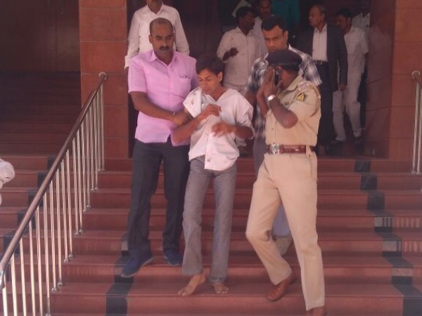 आरोपी लोकायुक्त दफ्तर के रजिस्टर में वकील बनकर घुसा था