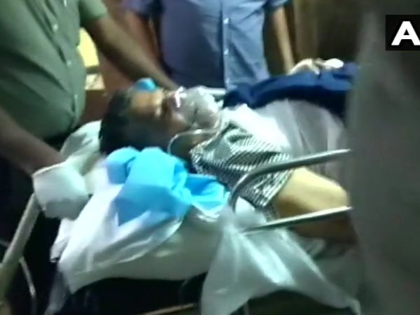 मेटल डिटेक्टर के बावजूद चाकू लेकर कैसे पहुंचा हमलावर