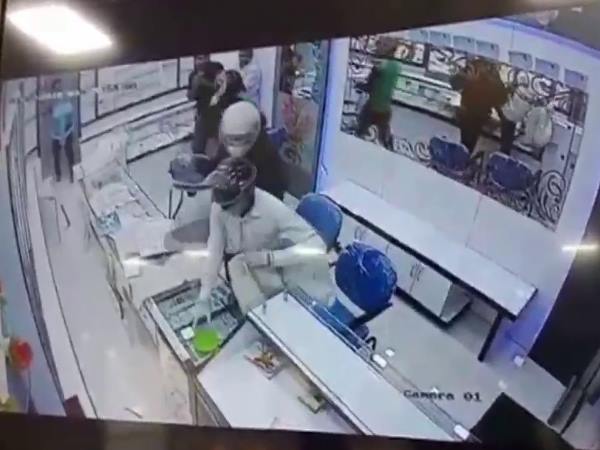 धारदार हथियार से लैस थे लुटेरे