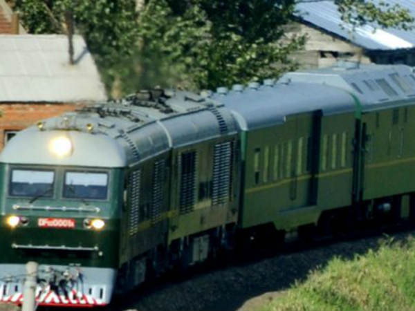 हर तरह की शराब और लड़कियां भी ट्रेन में हर तरह की शराब और लड़कियां भी ट्रेन में