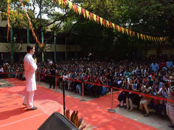 छात्रा के साथ क्लिक की सेल्फी