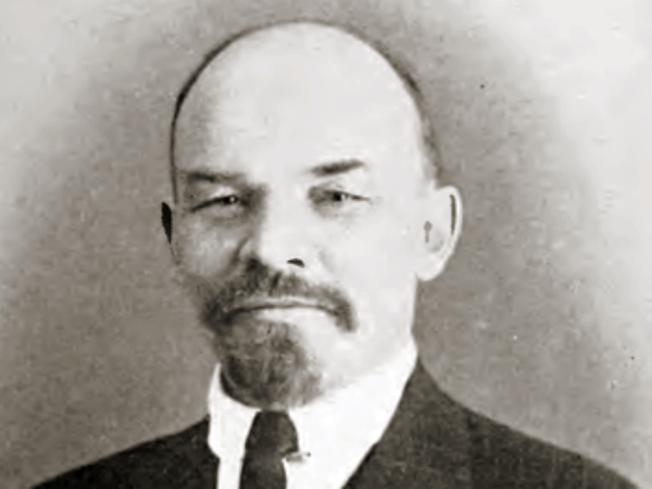  हमारे देशवासियों को युद्ध की आग में न झोंका जाए: लेनिन 