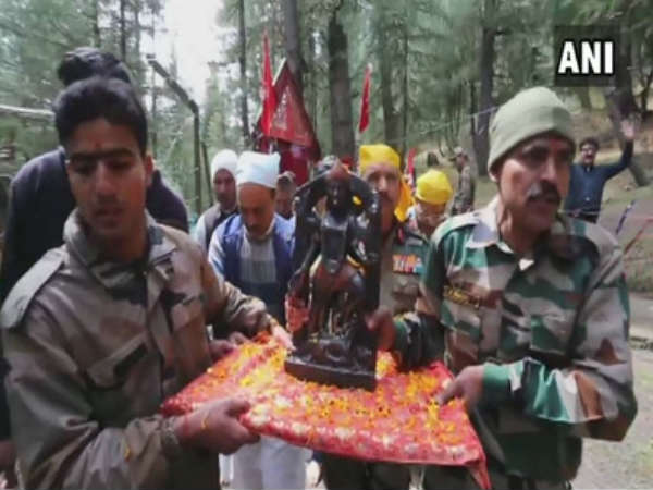 नवरात्र के पहले दिन मूर्ति की स्थापना नवरात्र के पहले दिन मूर्ति की स्थापना