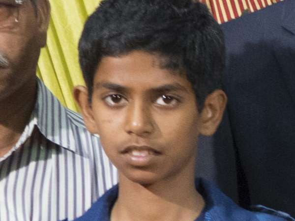 गुब्बारा मारते समय बस से गिरा