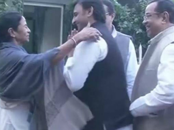 कोलकाता में रखी गई थी नींव की इबारत कोलकाता में रखी गई थी नींव की इबारत