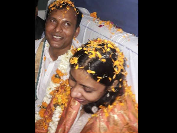 गोरखपुर से लखनऊ के बीच चलती ट्रेन में शादी